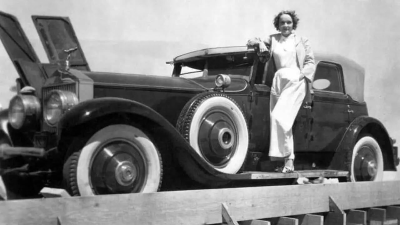 Image credits: X/@niloc14061952 Hollywood encouraged their stars to ride around in very expensive cars