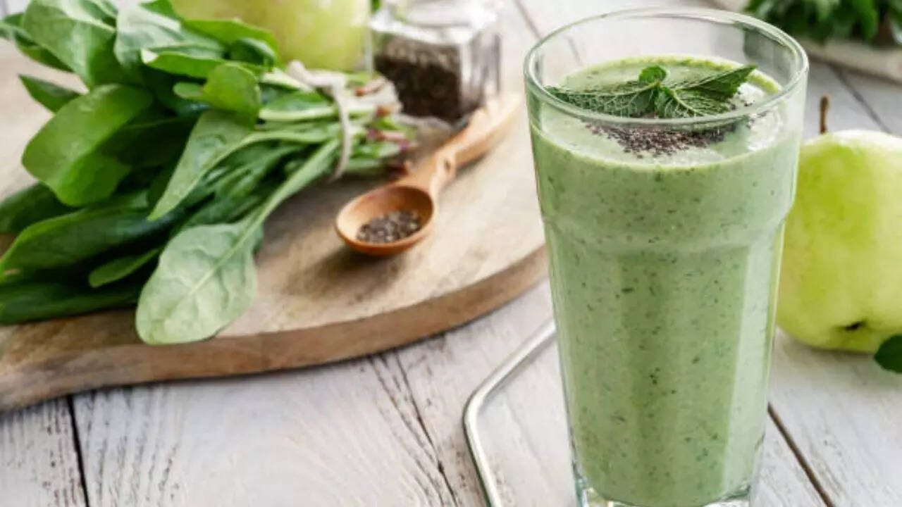 Spinach, avocado and apple smoothie