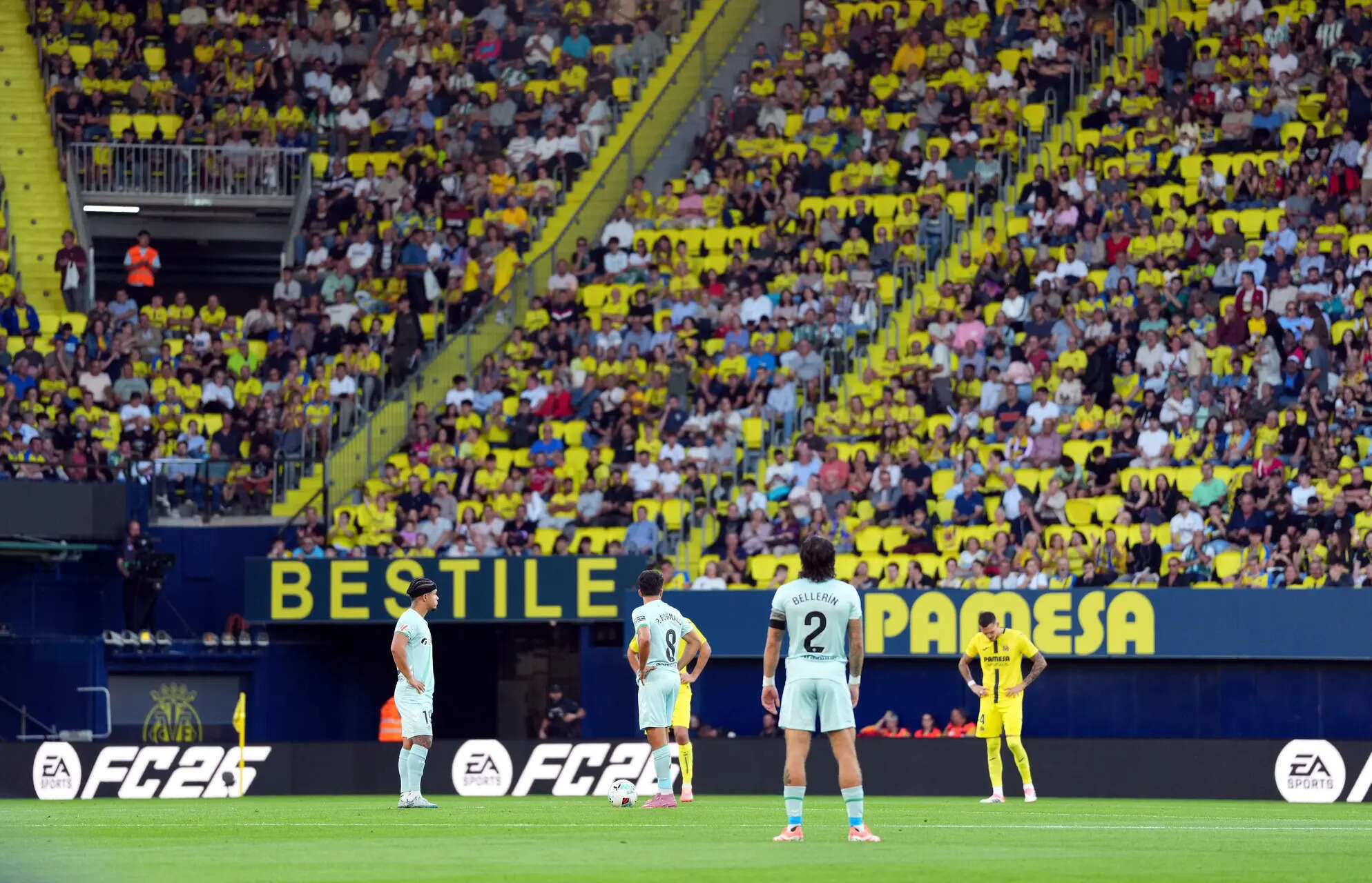 A general view as players of Villarreal CF and Real Betis stand still for the first fifteen seconds of the match, as they protest against the upcoming Barcelona and Villarreal LaLiga match. (Getty Images) Villarreal CF v Real Betis Balompie - LaLiga EA Sports