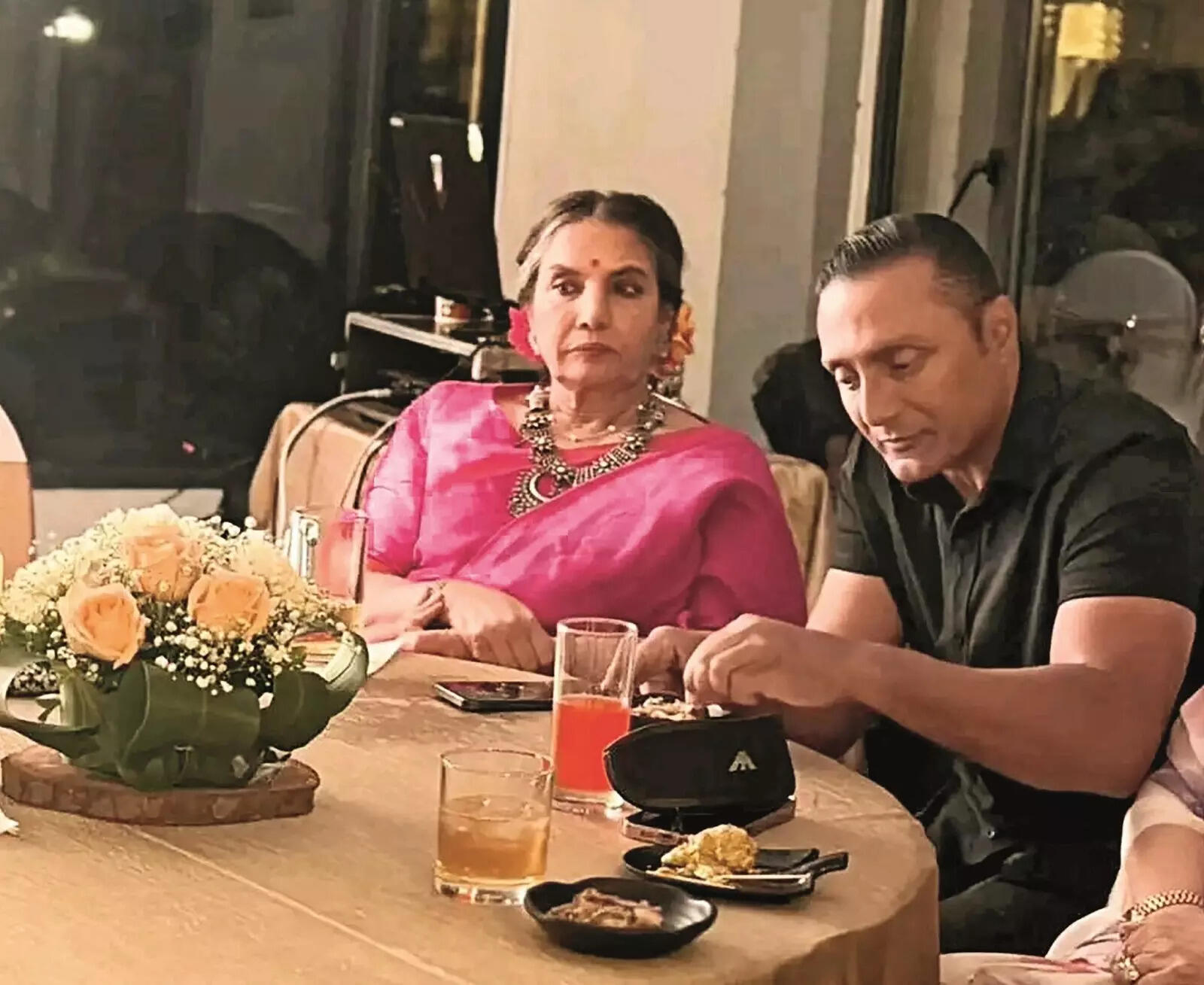 P4_SS_Shabana Azmi Rahul Bose at Aparna birthday (1)