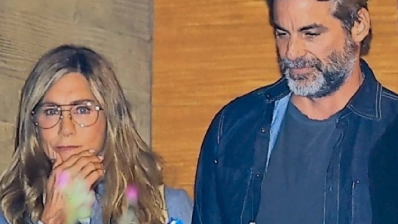 //x.com/jenanistonblog Jennifer Aniston & Jim Curtis