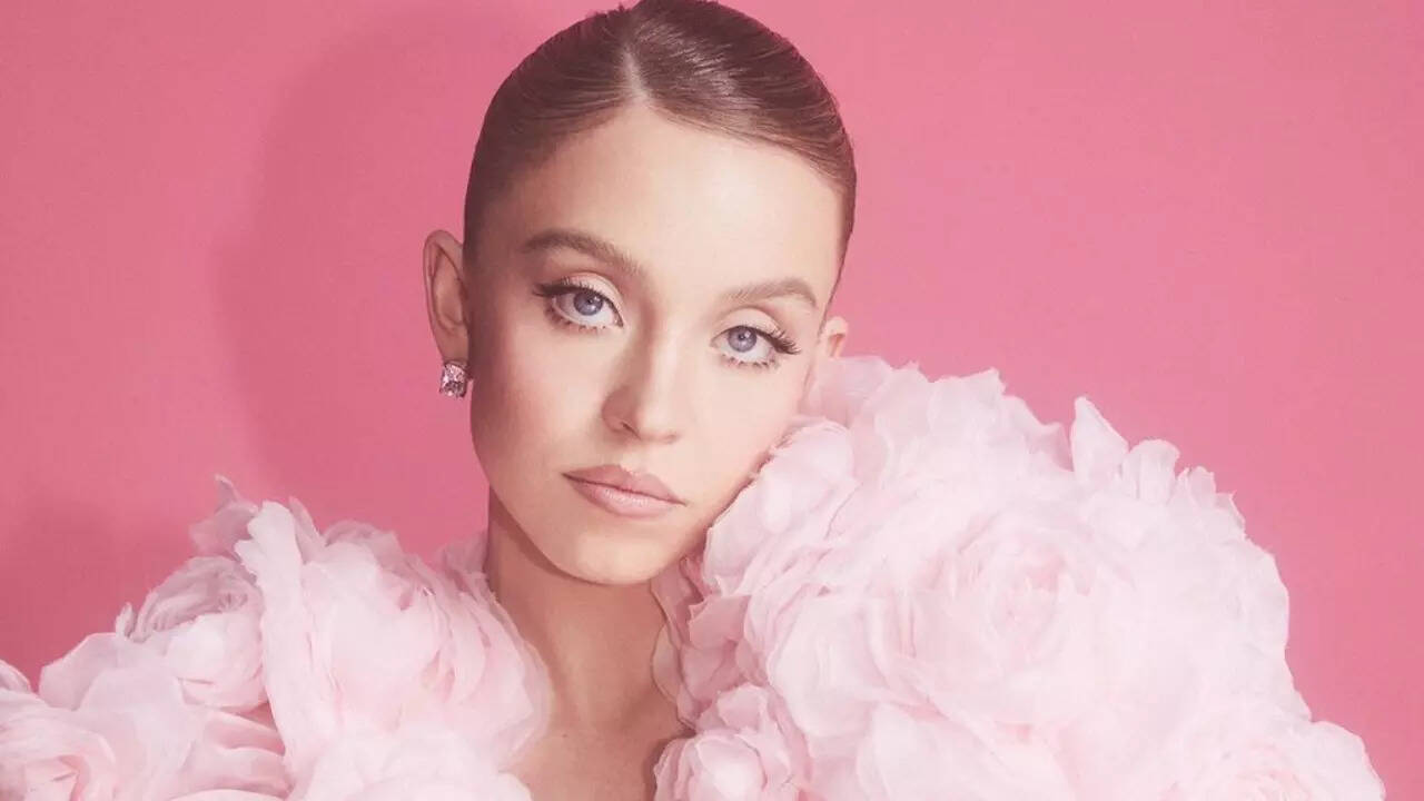 X/ @sydney_sweeney) sydney