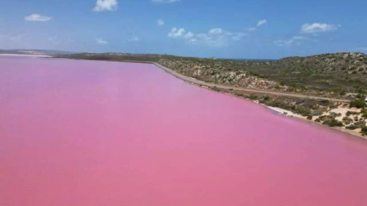 Image Credit: iStock Lake Hillier