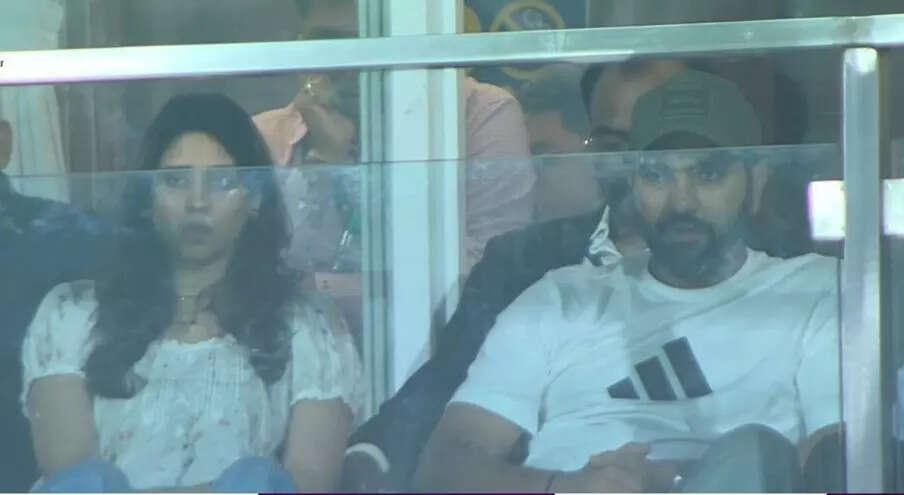 Rohit Sharma and Ritika Sajdeh in the stands (Image via X/@rushiii_12) G4wSfpAXsAApiTI.