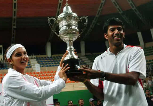 Sania Mirza and Rohan Bopanna with the Asian Hopman Cup (AP Photo)