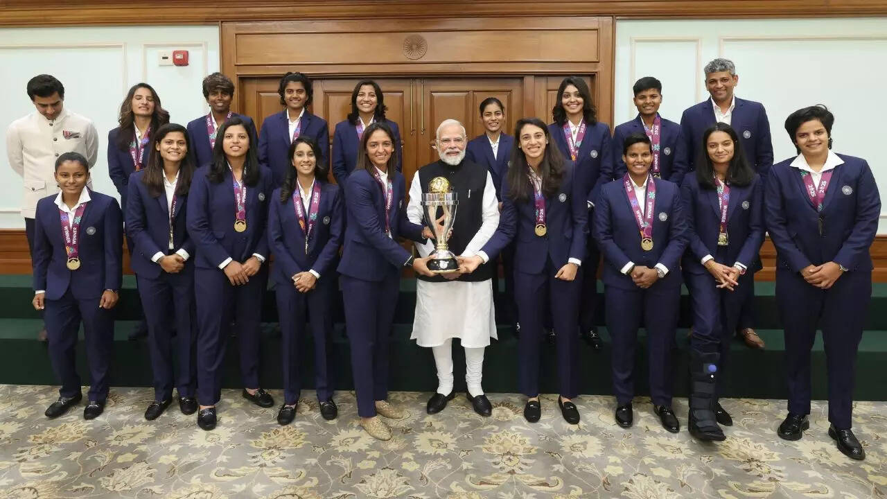 PM Narendra Modi with the World Cup winning team PM with World Cup