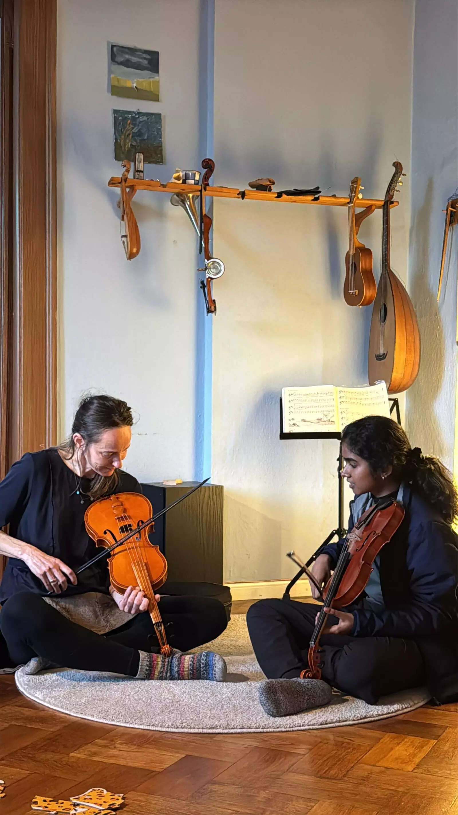 Aanya Mohan and Baroque violinist Claudia Mende practising ahead of the performance