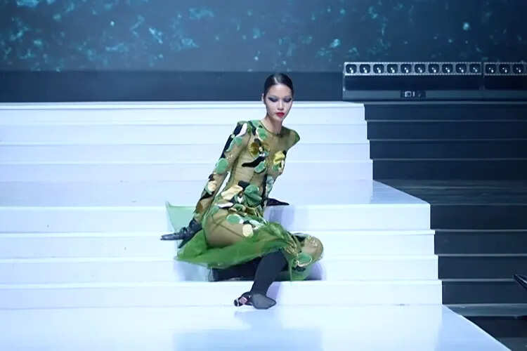 model-falls-on-runway-vietname-fashion-week-111425-8d2389b014f24083b056b69520ecfe41.