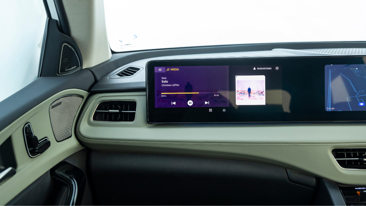 The screen on the far side is reserved for the front passenger and is geared heavily toward entertainment.