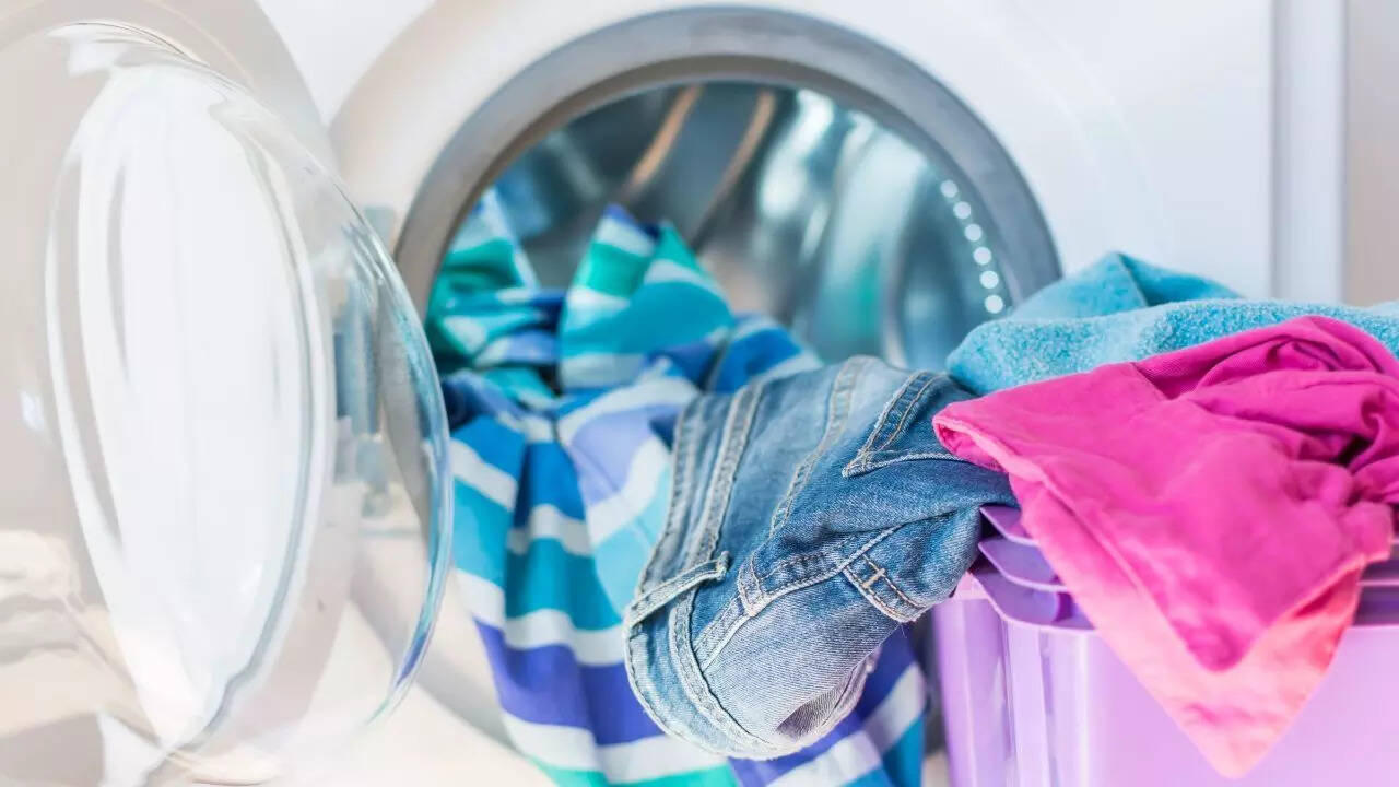 Cold water vs warm water for stains: How to decide temperature
