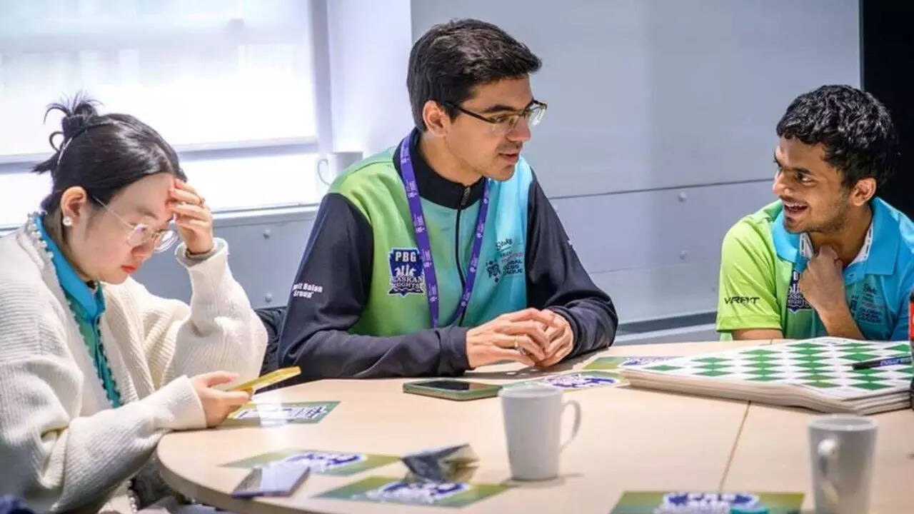 Anish Giri in the middle during season 2 (GCL Photo)