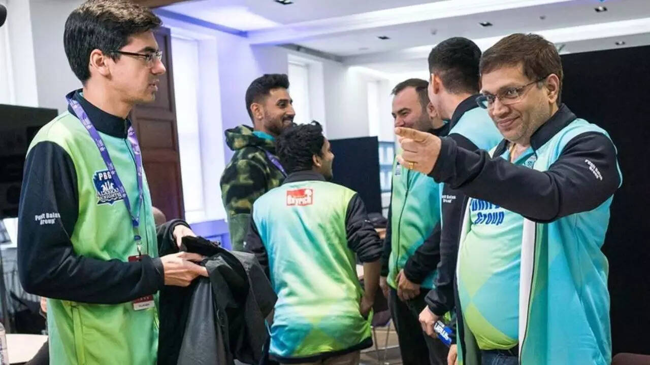 Anish Giri looks at PBG Alaskan Knights captain Abhijit Kunte (GCL Photo)