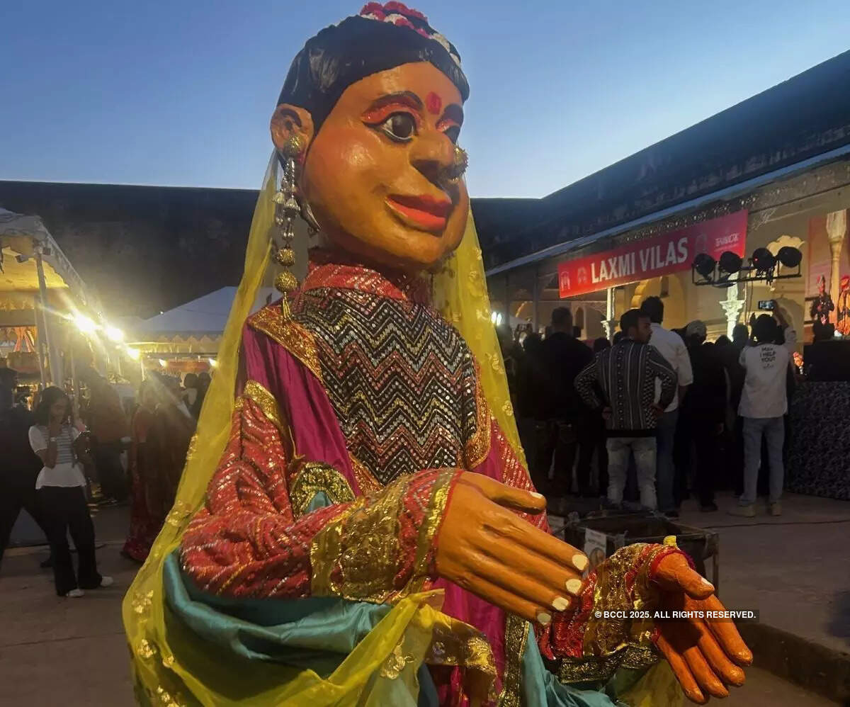 Giant sized puppet at the fest entertaining the guests