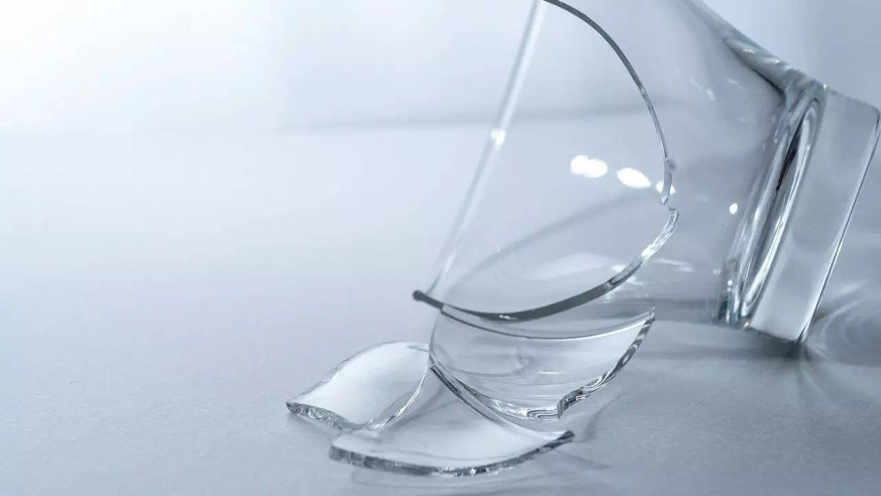 படிப்படியாக கண்ணாடியை எவ்வாறு சுத்தம் செய்வது