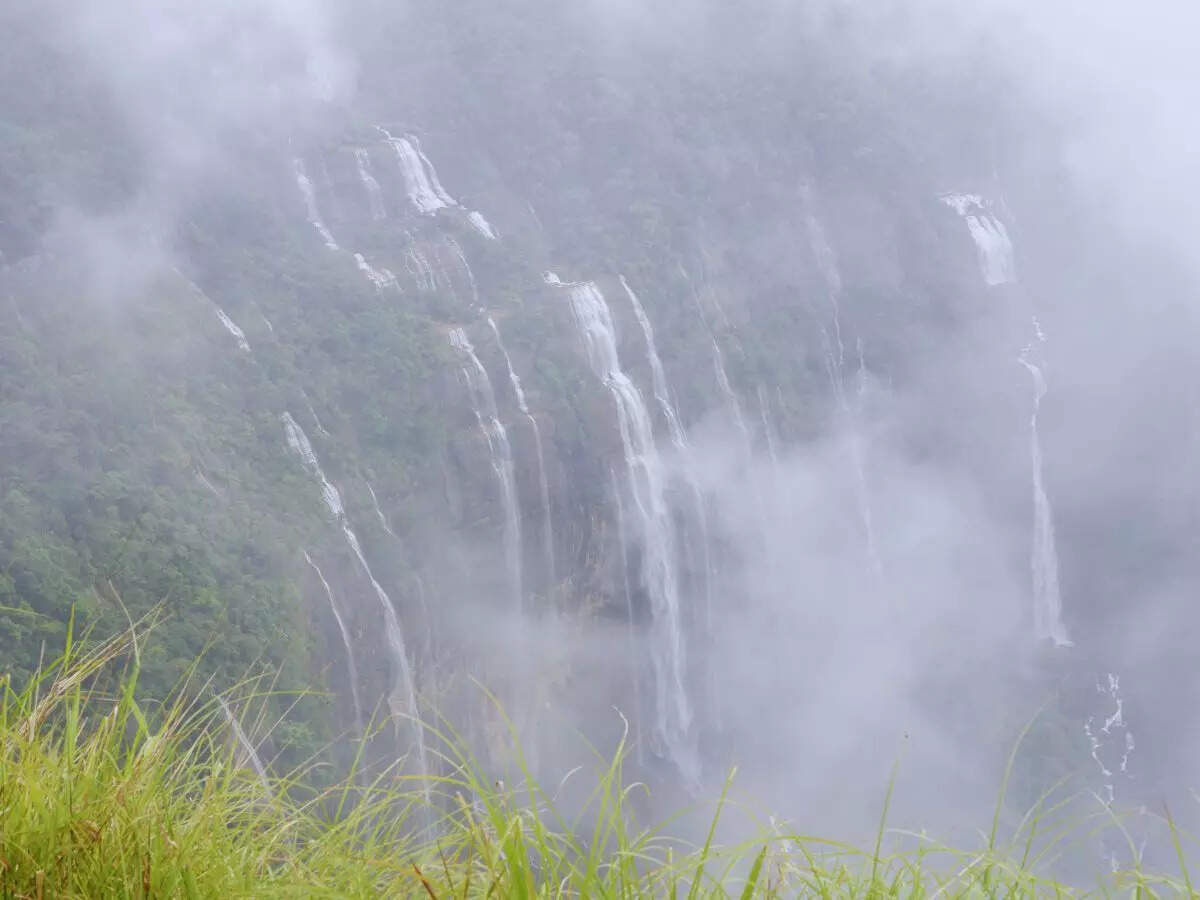 Nohsngithiang Falls, Meghalaya