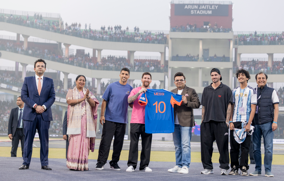 जय शाह ने लियोनेल मेस्सी को एक शर्ट दी