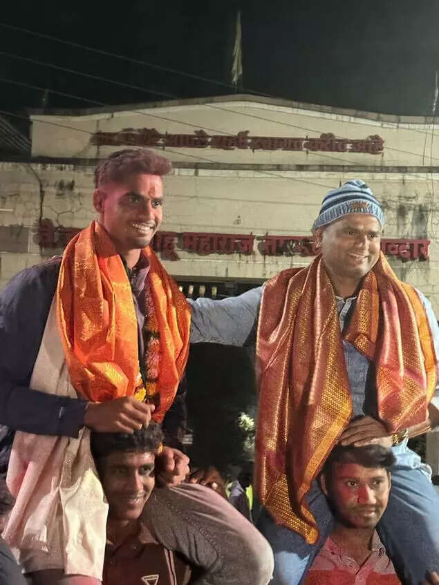 Onkar Tarmale (L) with his coach Narendra Diwane