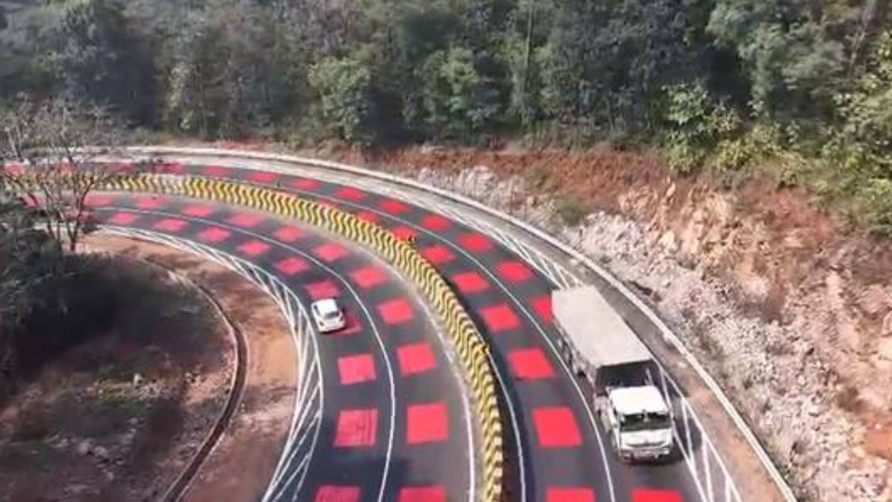 Why is everyone talking about the 'table-top red-marked' National Highway in Madhya Pradesh? | 2 red highway