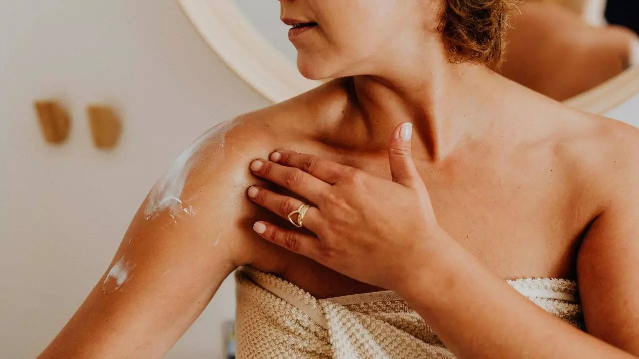 Ingredients needed to make a hydrating body scrub for winter