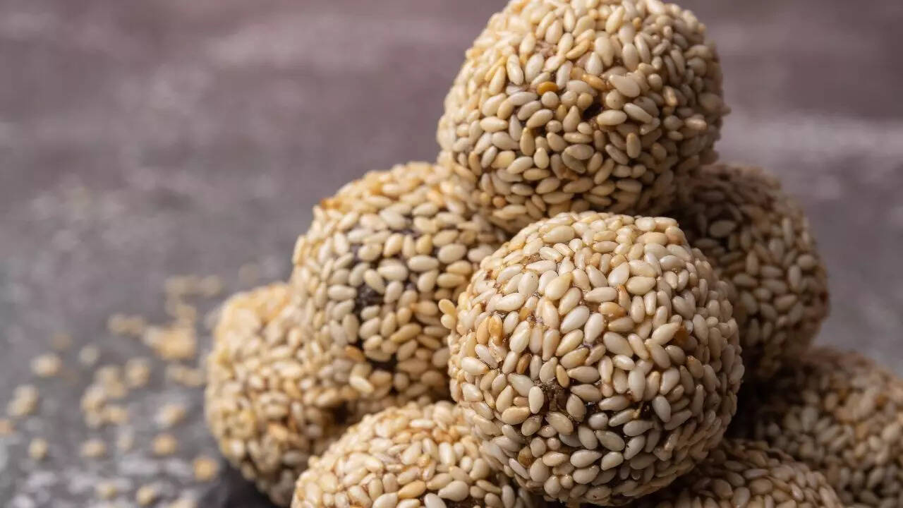 ठंडी सुबह के लिए बनाये तिल के लड्डू