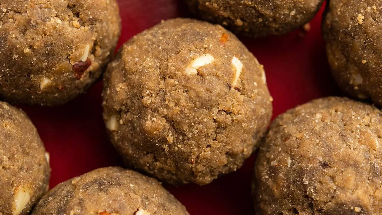 आटे के लड्डू जो आपको लंबे समय तक भरा रखते हैं