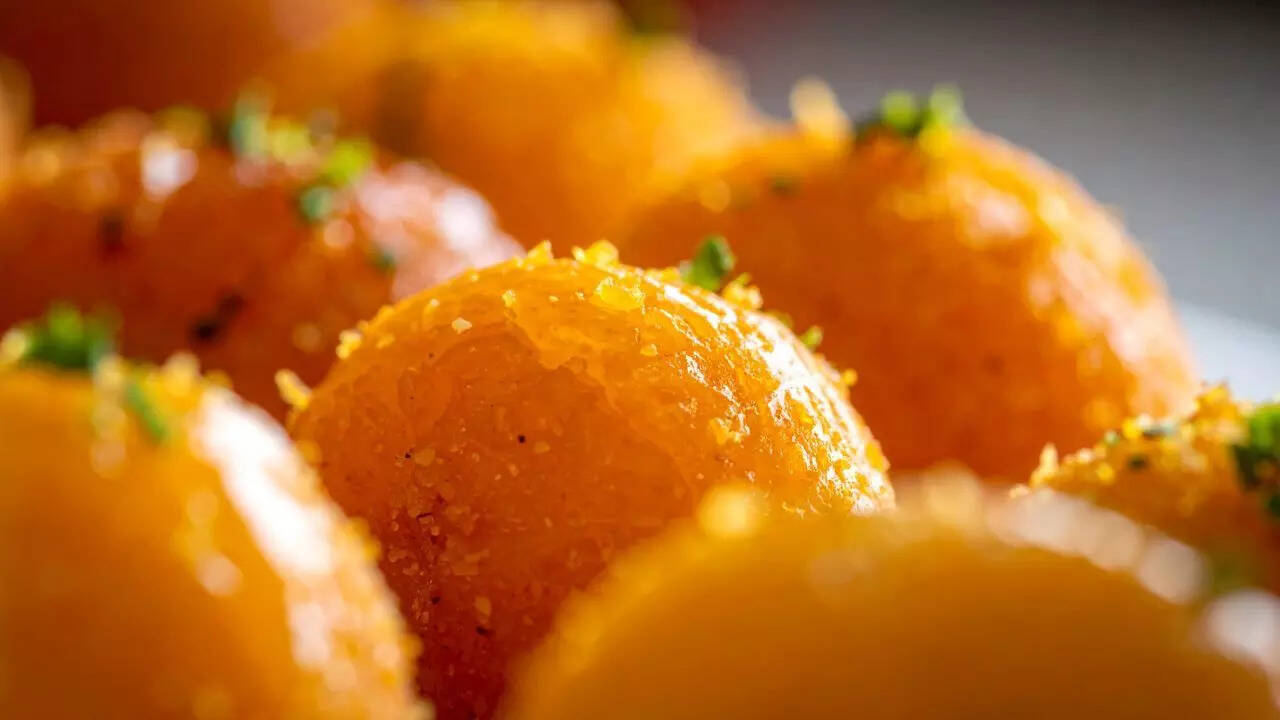 सर्दियों की धीमी शामों के लिए मोतीचूर के लड्डू