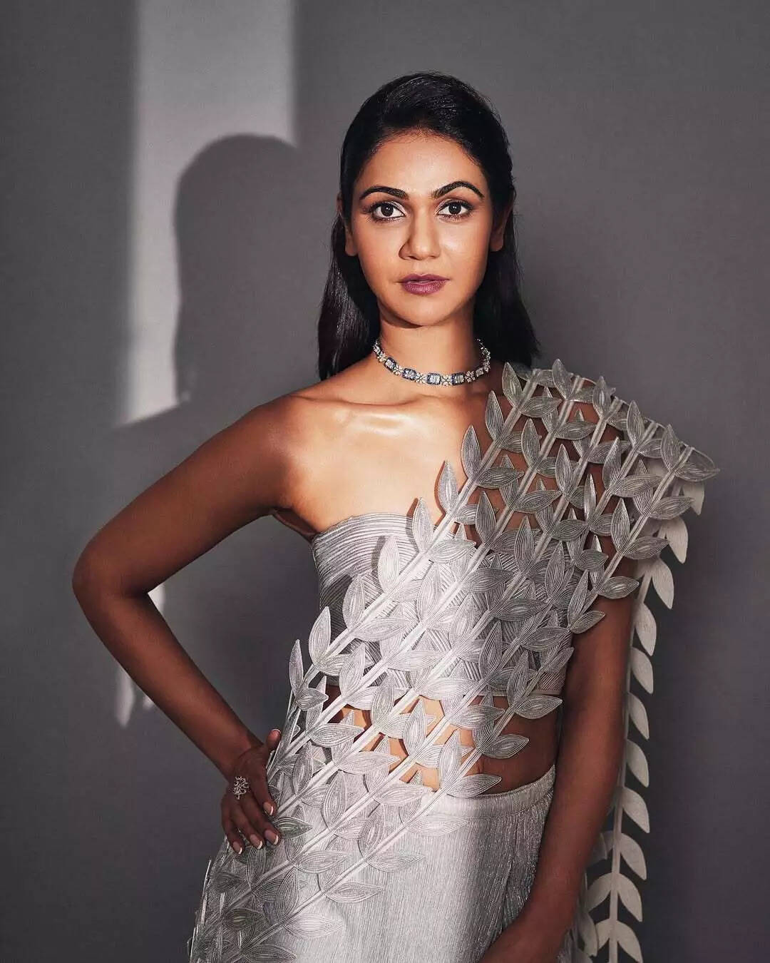 🤍Styled by @jukalker Wearing metallic saree by @rimzimdaduofficialJewellery by @manjulajeweller