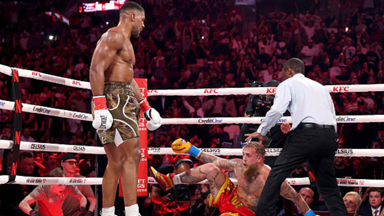 Jake Paul and Anthony Joshua (via Getty Images)