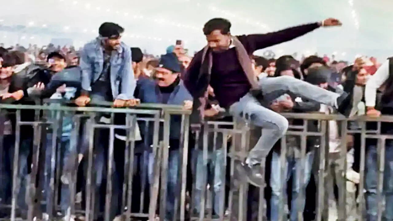 Chaos broke out during Kailash Kher’s Friday concert. Fans jumped barricades and stormed the stage, trying to get closer to the singer while he performed his hits Chaos broke out during Kailash Kher’s Friday concert. Fans jumped barricades and stormed the stage, trying to get closer to the singer while he performed his hits