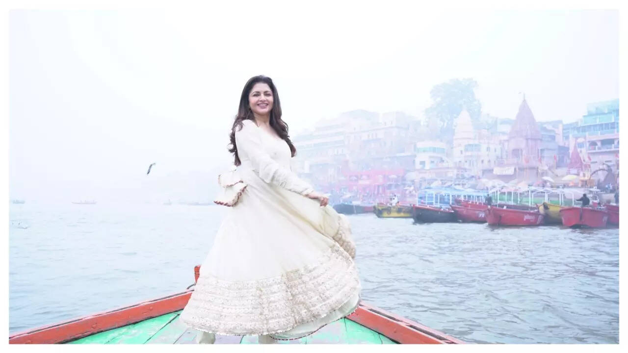 Bhagyashree enjoying boat ride in River Ganga