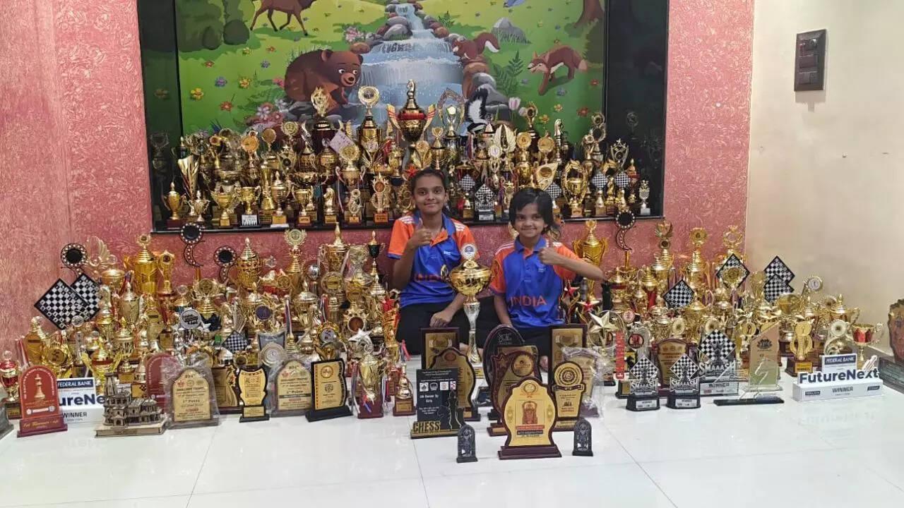 Pragnika Vaka Lakshmi with her sister (Special arrangements)