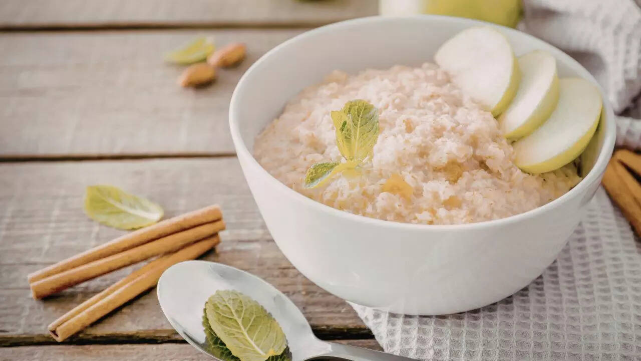 Green Apple: Origin, health benefits, side effects and delicious ways to enjoy this crispy fruit | 3 Green apple & cinnamon oatmeal