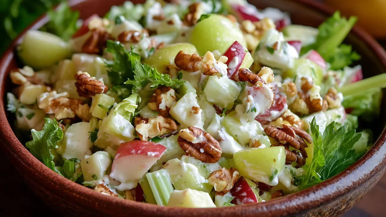 Green Apple: Origin, health benefits, side effects and delicious ways to enjoy this crispy fruit | 4 Green apple salad with mint