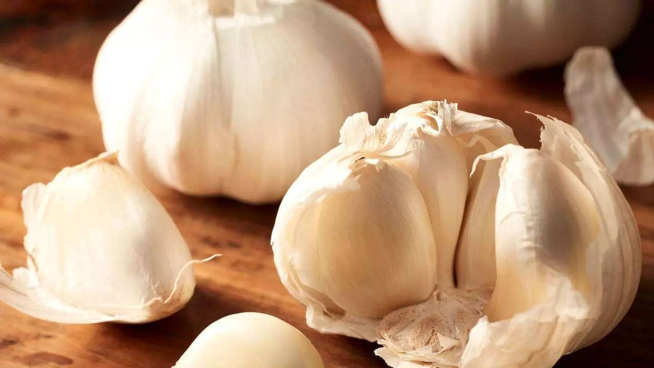 Common ways to cut garlic and what they do to flavour