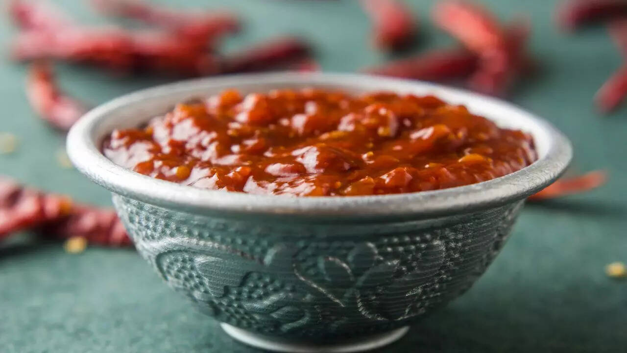 Recipe for hot and spicy Schezwan chutney