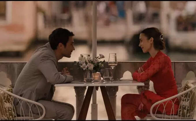 ​In a final-episode moment set against the romance of Venice, Emily appears in an unapologetically red look that is bold, cinematic, unapologetic. Anchoring the ensemble is the Alhambra bag by Egyptian brand Mesh Mesh, a piece that feels at once playful and architectural.​