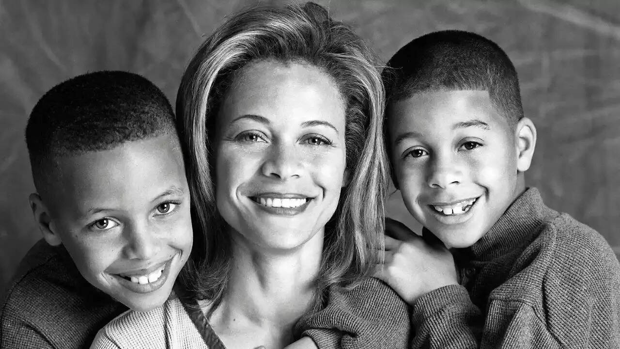 Sonya Curry with young Stephen and Seth Curry