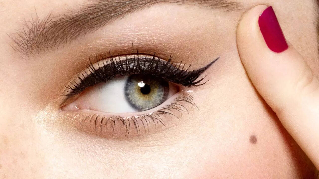 கவிழ்ந்த கண்கள்