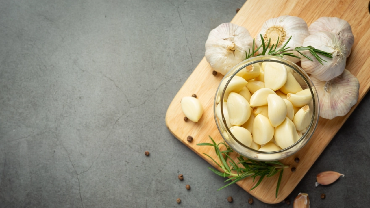 Why Everyone Is Eating Raw Garlic Again