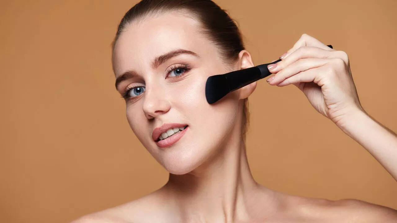 உங்கள் முக வடிவத்திற்கு ஏன் ப்ளஷ் பிளேஸ்மென்ட் முக்கியமானது