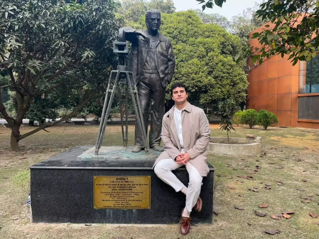 David Bim in front of a statue of Satyajit Ray