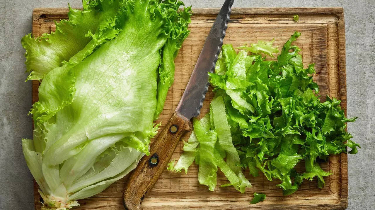 Storing lettuce in the crisper drawer