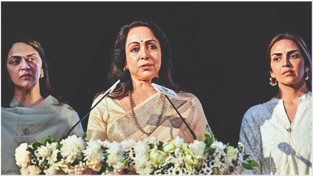 Ahana Deol, Hema Malini en Esha Deol