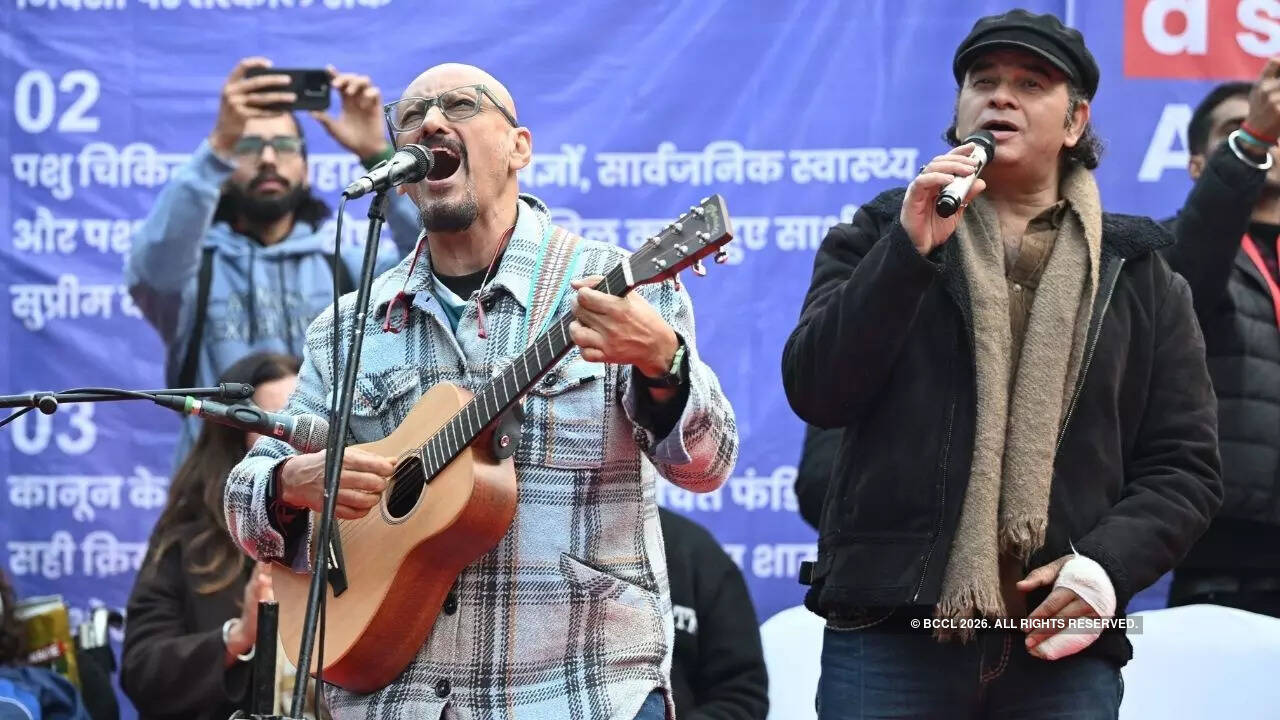 Shantanu Moitra (L), Mohit Chauhan (R) performed together at the protest