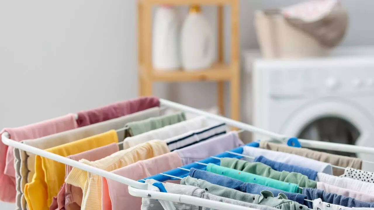 குளிர்காலத்தில் சூரிய ஒளி இல்லாமல் வீட்டிற்குள் துணிகளை உலர்த்துவதற்கான எளிய வழிகள்