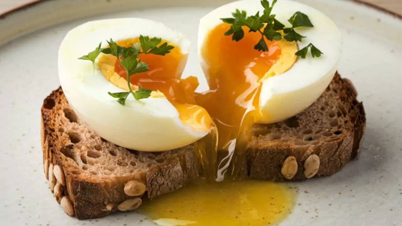 முட்டையில் வைட்டமின் பி12 இருக்க, முட்டைகளை மெதுவாக வேகவைக்கவும்