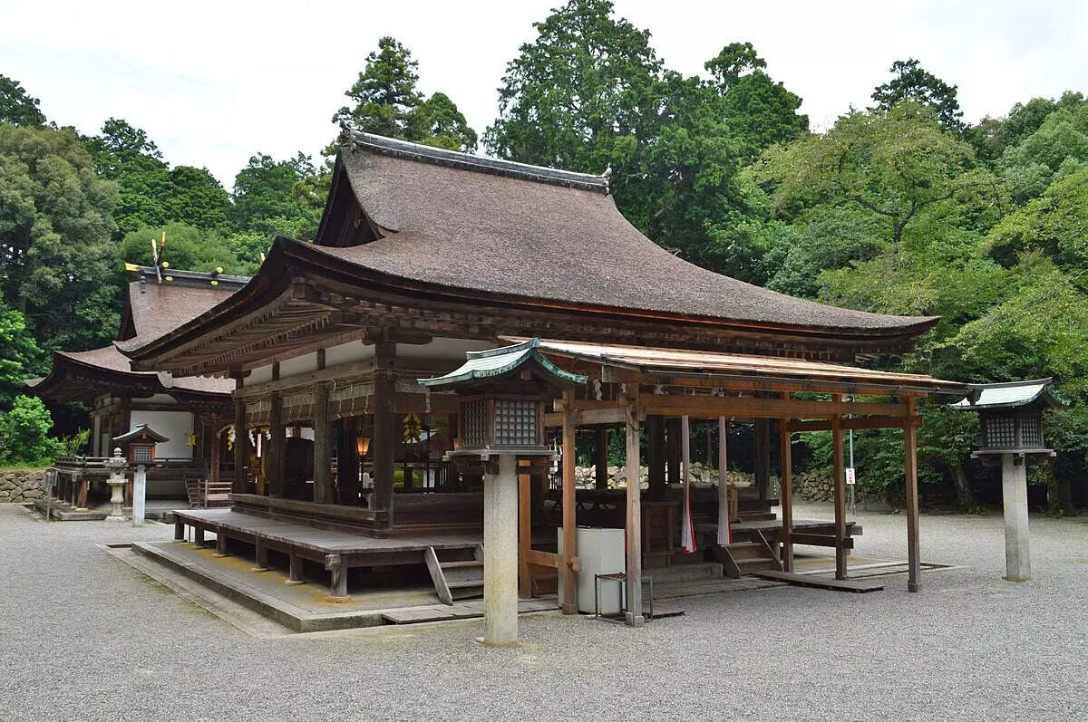 Mikami-jinja_haiden-2