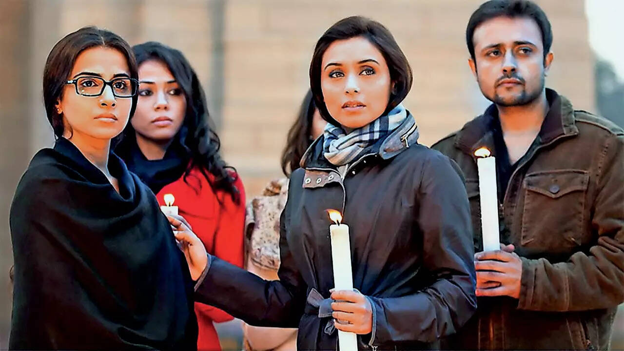 The film was shot at locations like ITO, Tees Hazari, the streets of Delhi, Chandni Chowk, and other real locations.