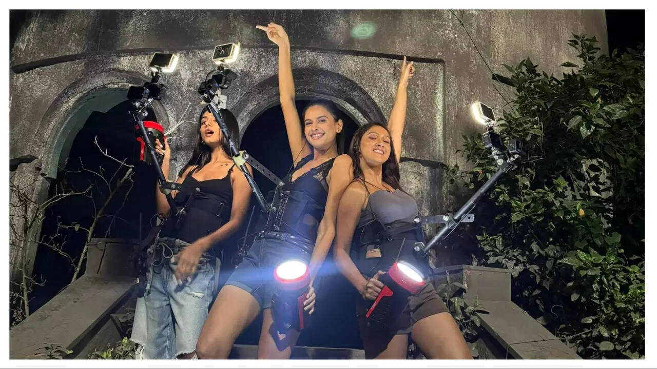 Puja with her co-actors on the sets of Bhay