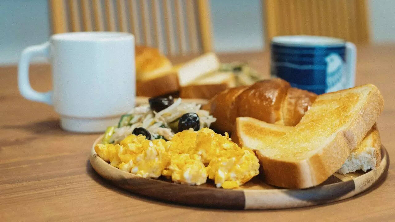 பனீர் நொறுக்குத் தீனிகளுடன் துருவிய முட்டை